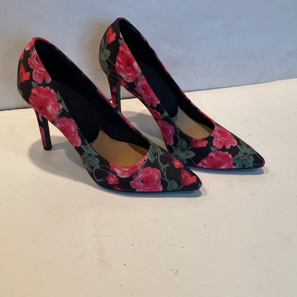 Christian Siriano Floral Pointed-Toe High Heels - Picture 5 of 9
